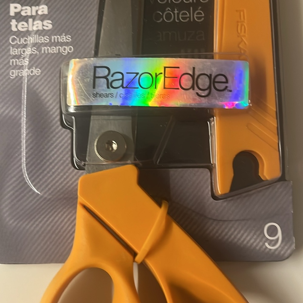 Fiskars Fabrics Razor Edge size 9 Shears Scissors NEW - Picture 3 of 6